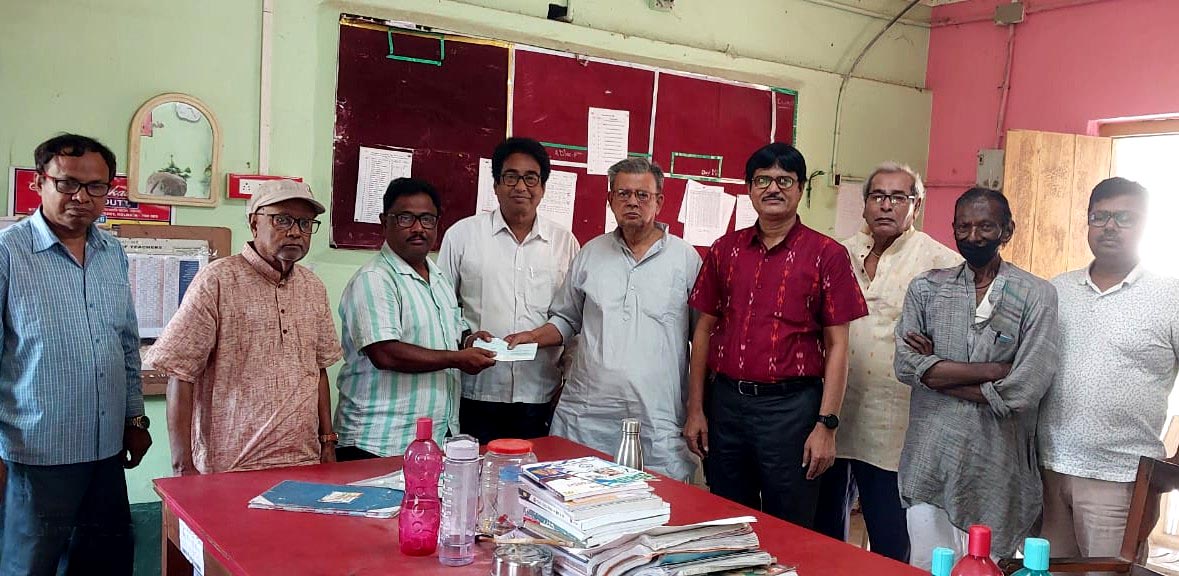 অবসরের আটাশ বছর পরেও শিক্ষার্থীদের পাশে প্রধান শিক্ষক, ছাত্র কল্যানে দান করলেন পাঁচ লক্ষ টাকা অবসরের আটাশ বছর পরেও শিক্ষার্থীদের পাশে প্রধান শিক্ষক, ছাত্র কল্যানে দান করলেন পাঁচ লক্ষ টাকা